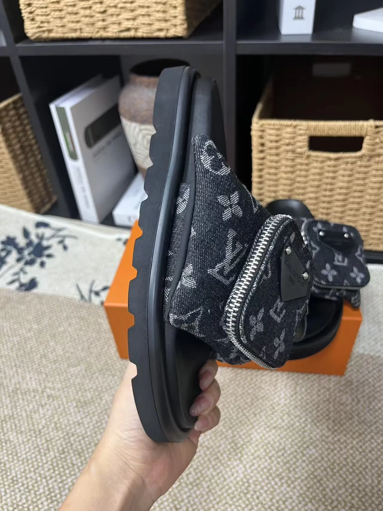 P380 yuan LV Louis Vuitton Full of high-end feel! A popular model among bloggers at home and abroad, it’s retro and fashionable, and looks stunning on your feet! Mainly recommended model on the official website★ ━━━━━ ЅᏇєєt ━━━━━ ▪️Upper: original calfskin ➕5D printing process ▪️Inner: imported mixed sheepskin ▪️Outsole: original molded foam outsole ▪️Size: Female 35-40 Men's 39-44 (women's 41 men's 45)